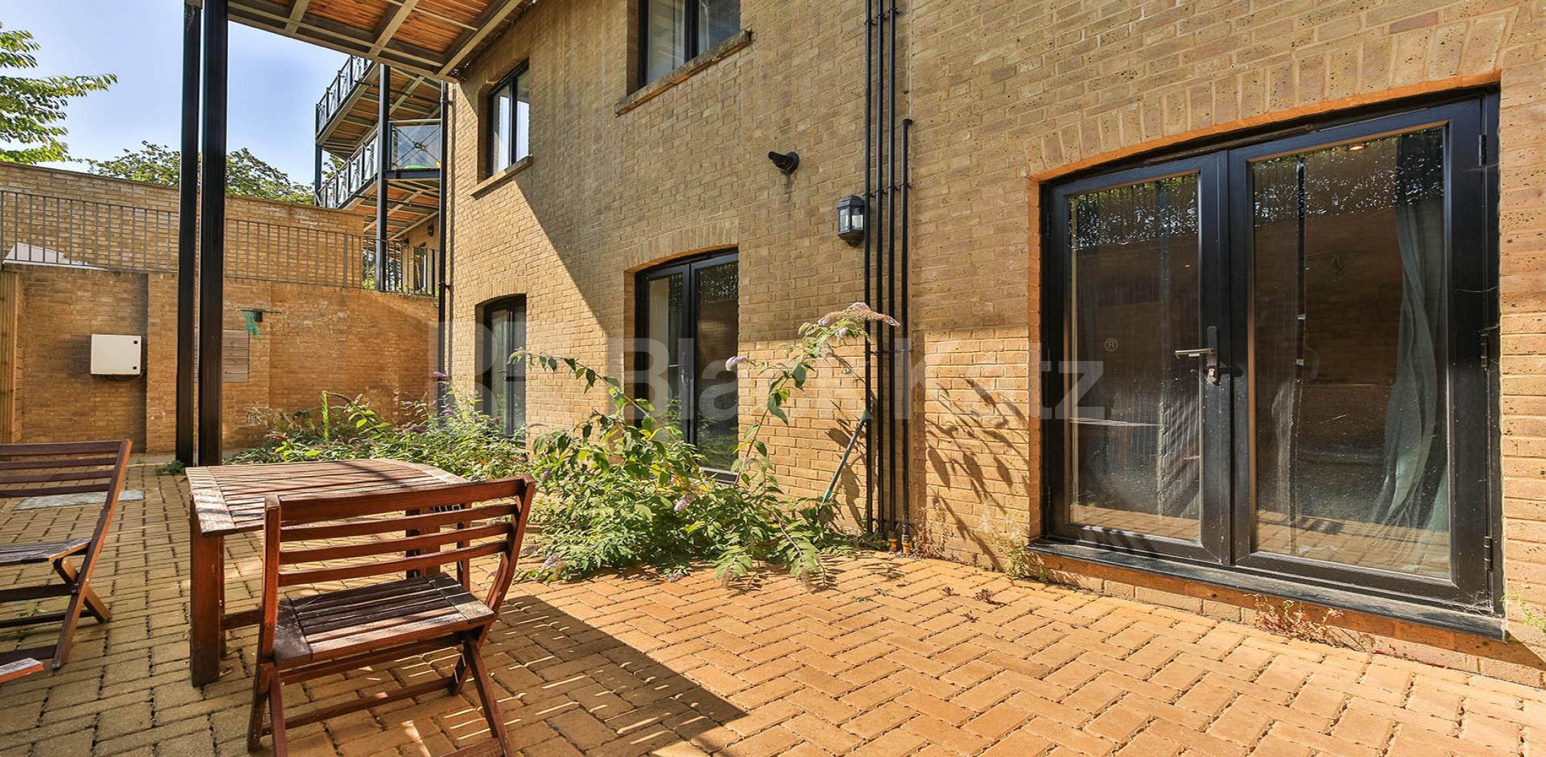 			3 Bedroom, 2 bath, 1 reception Apartment			 Huguenot Drive, Palmers Green